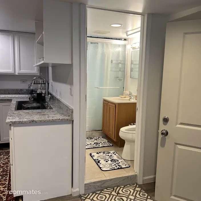 Room for rent in Chicago, IL $1500, house