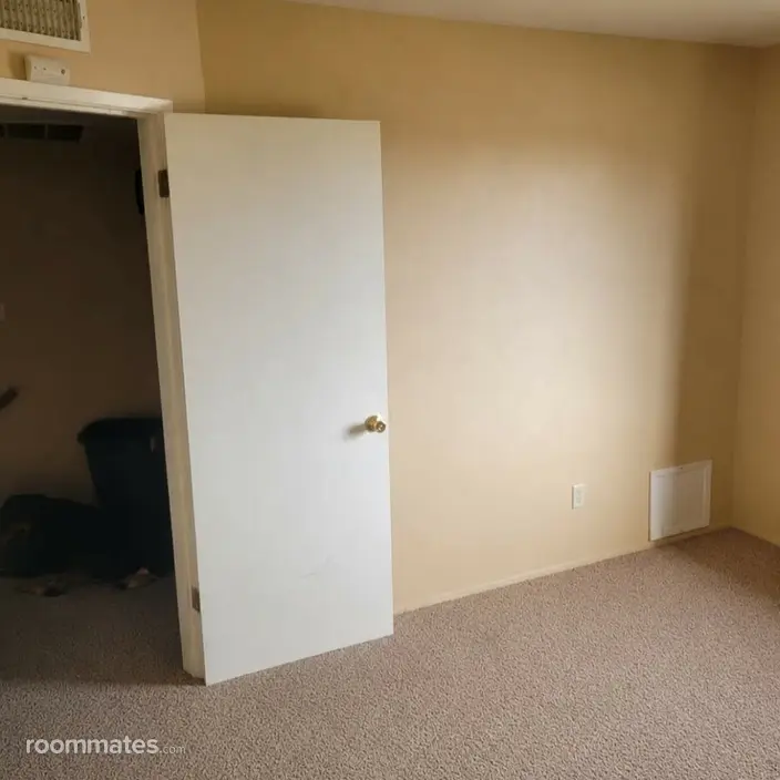Room for rent in Bakersfield, CA $600, townhouse