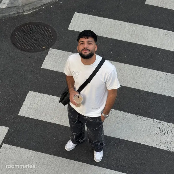 Roommate looking Santa Ana CA, $1000