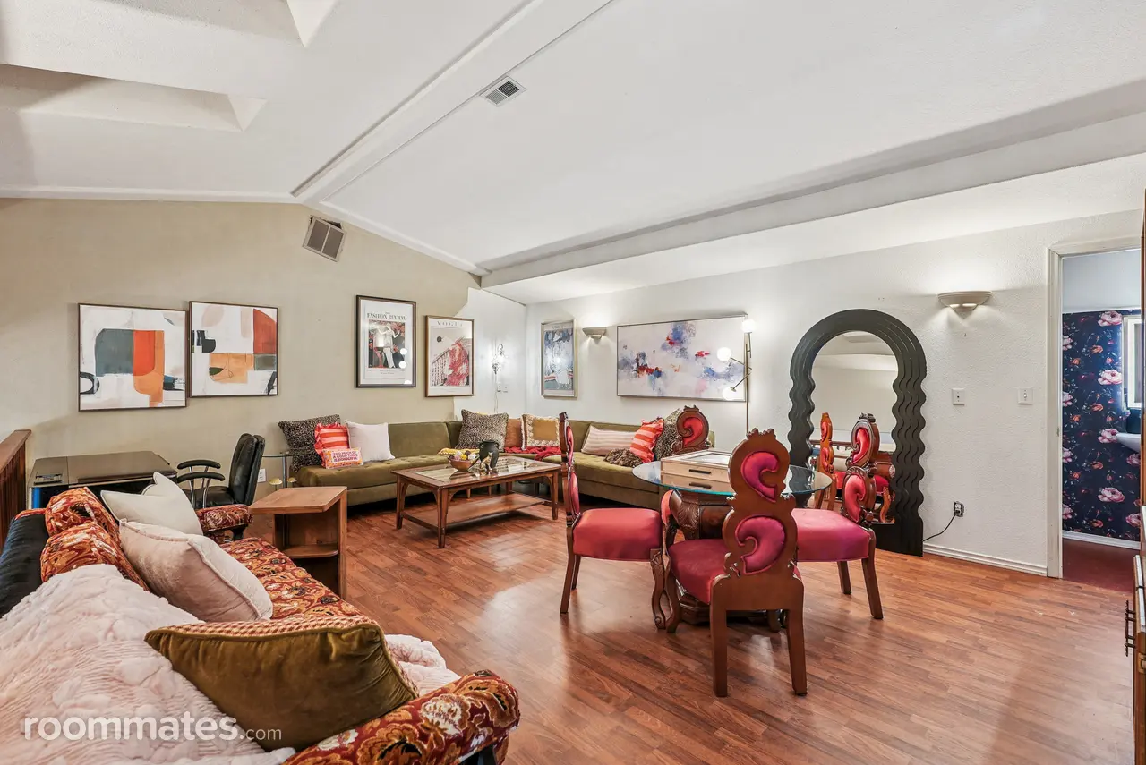 Profile photo 8 of 11